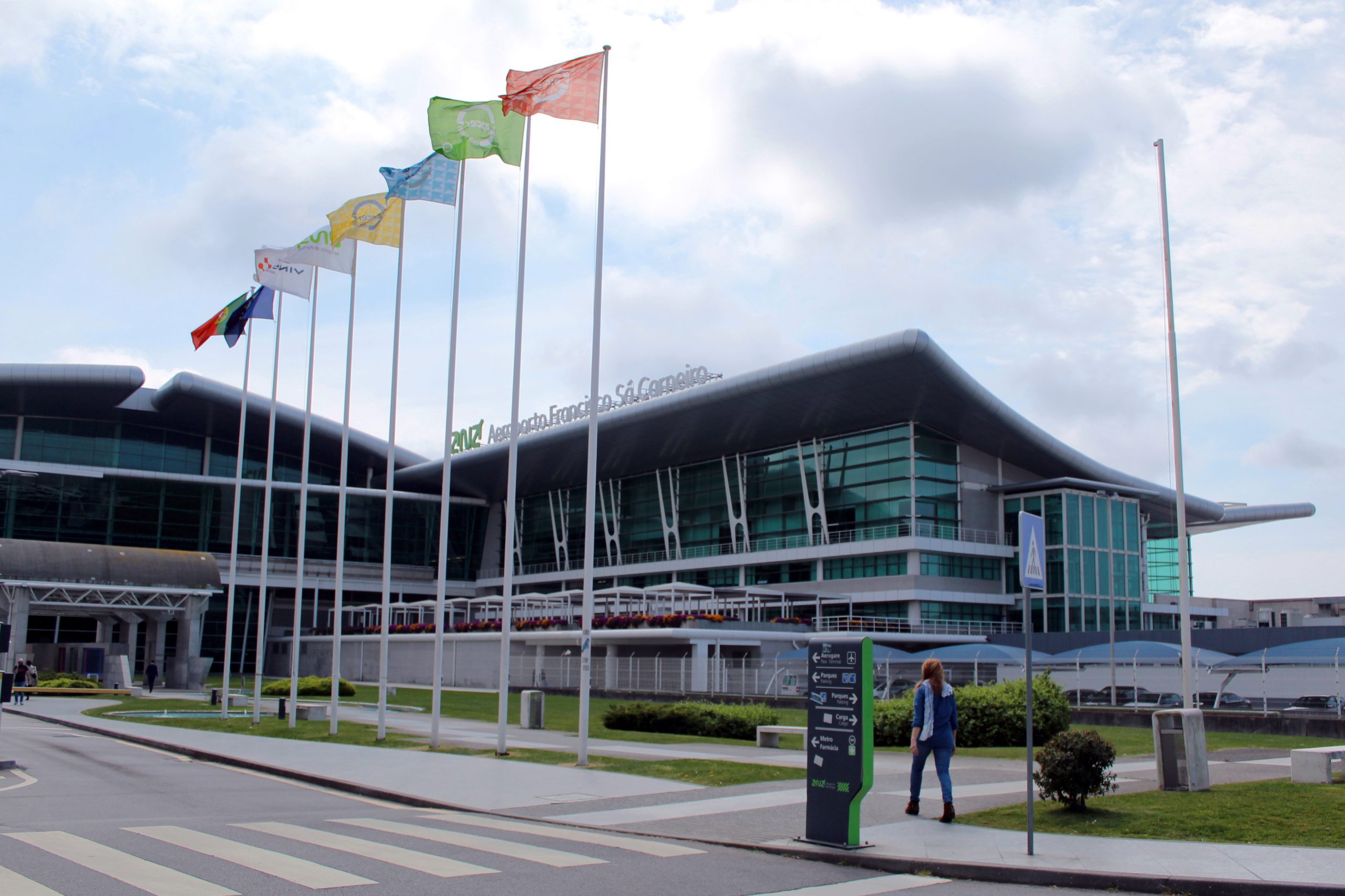 Um dos melhores surfistas do mundo está retido no aeroporto de Lisboa há  dois dias